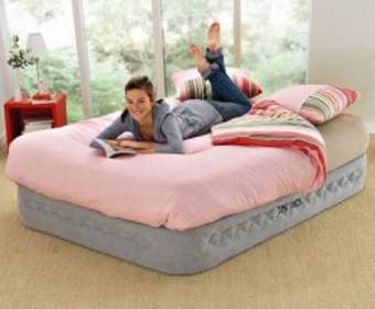 В чем разница между надувным матрасом и надувной кроватью?